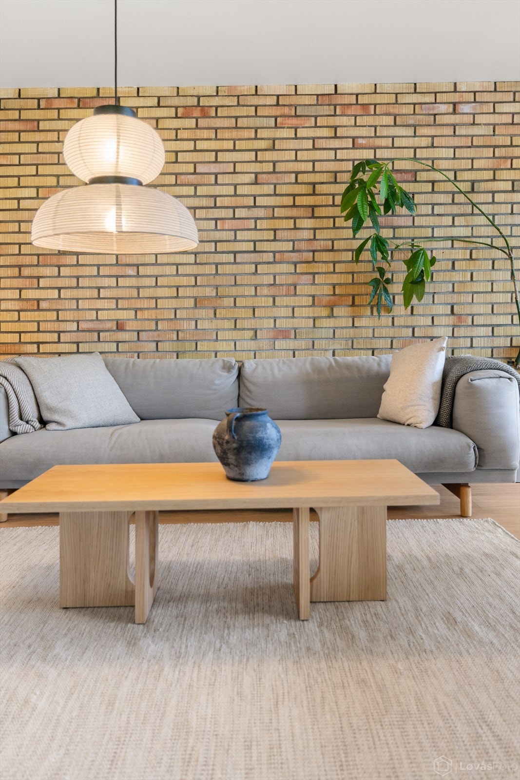 Gjennomgående bruk av eikeparkett og teglstein skaper en helhetlig og varm materialpalett. Det er varme i gulv. Galleribilde