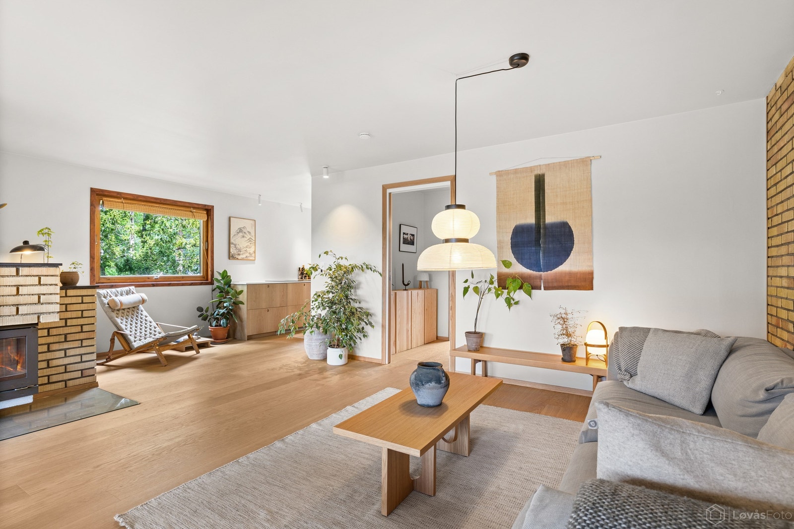 Stuen/spisestuen har åpen løsning mot kjøkkenet. Her er det god plass til både sofagruppe og spisebord. Galleribilde