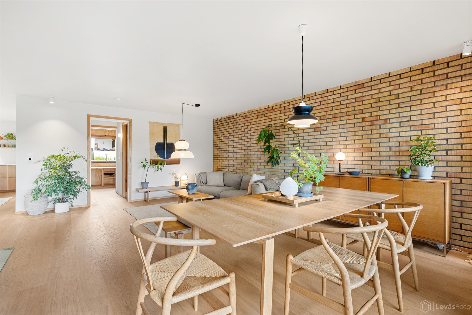 Inn igjen. Spisestuen har god plass til store sammenkomster og er en naturlig del av oppholdsrommet. Galleribilde