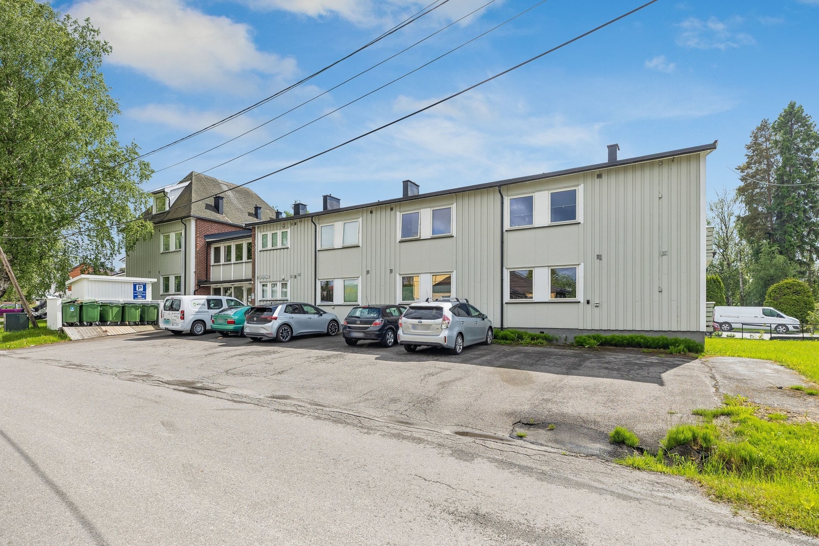 Egen tilhørende parkeringsplass - bodplass i innlåst kjeller følger også med Galleribilde