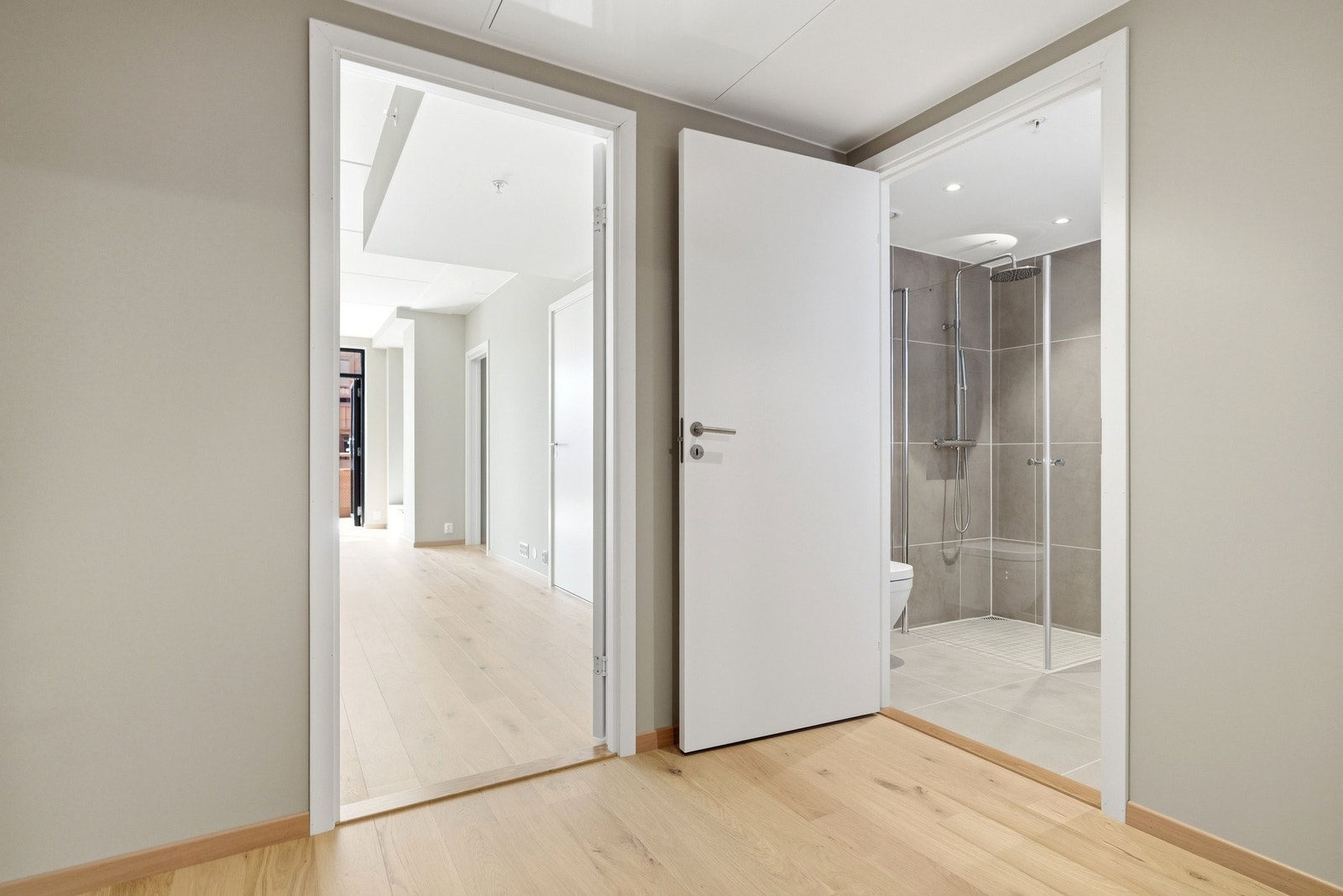 Entrè med inngang til åpen stue/kjøkkenløsning og bad. Downlights i tak Galleribilde
