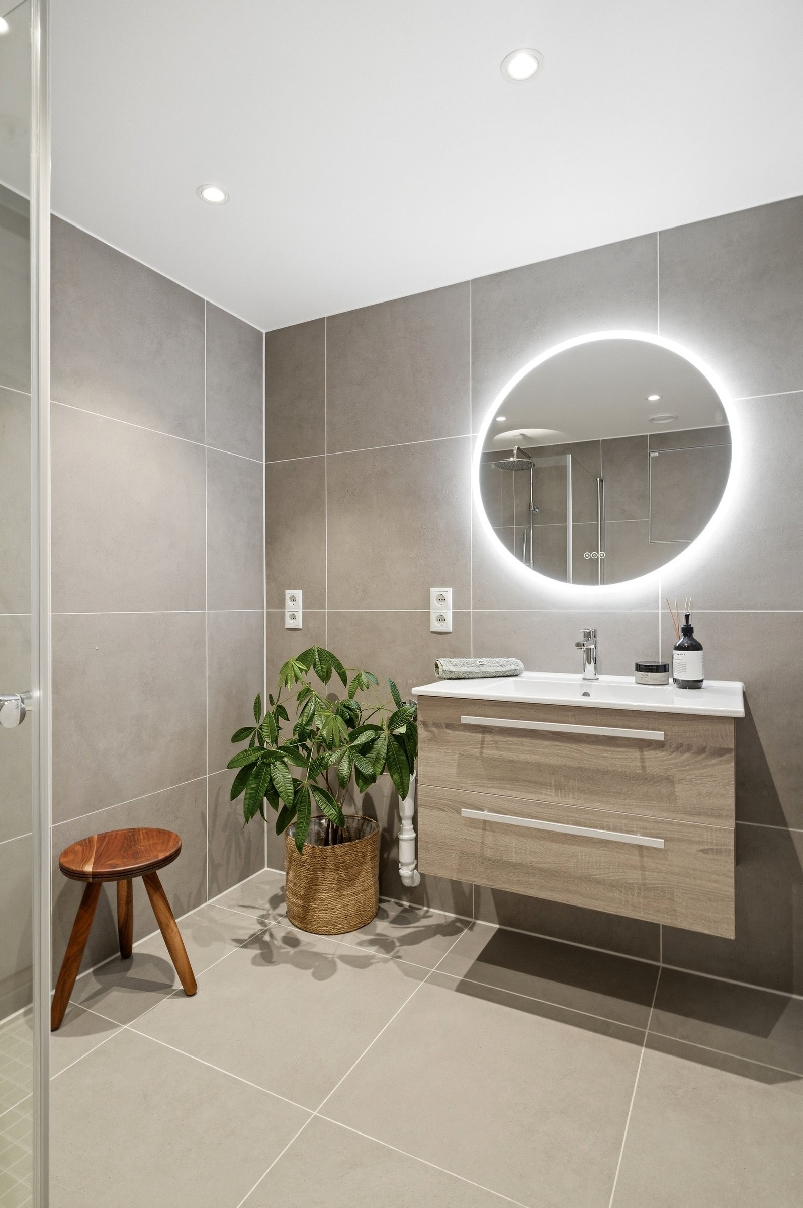 Flislagt bad i behaglige farger. Det er plass til vaskemaskin. Downlights i tak. Galleribilde