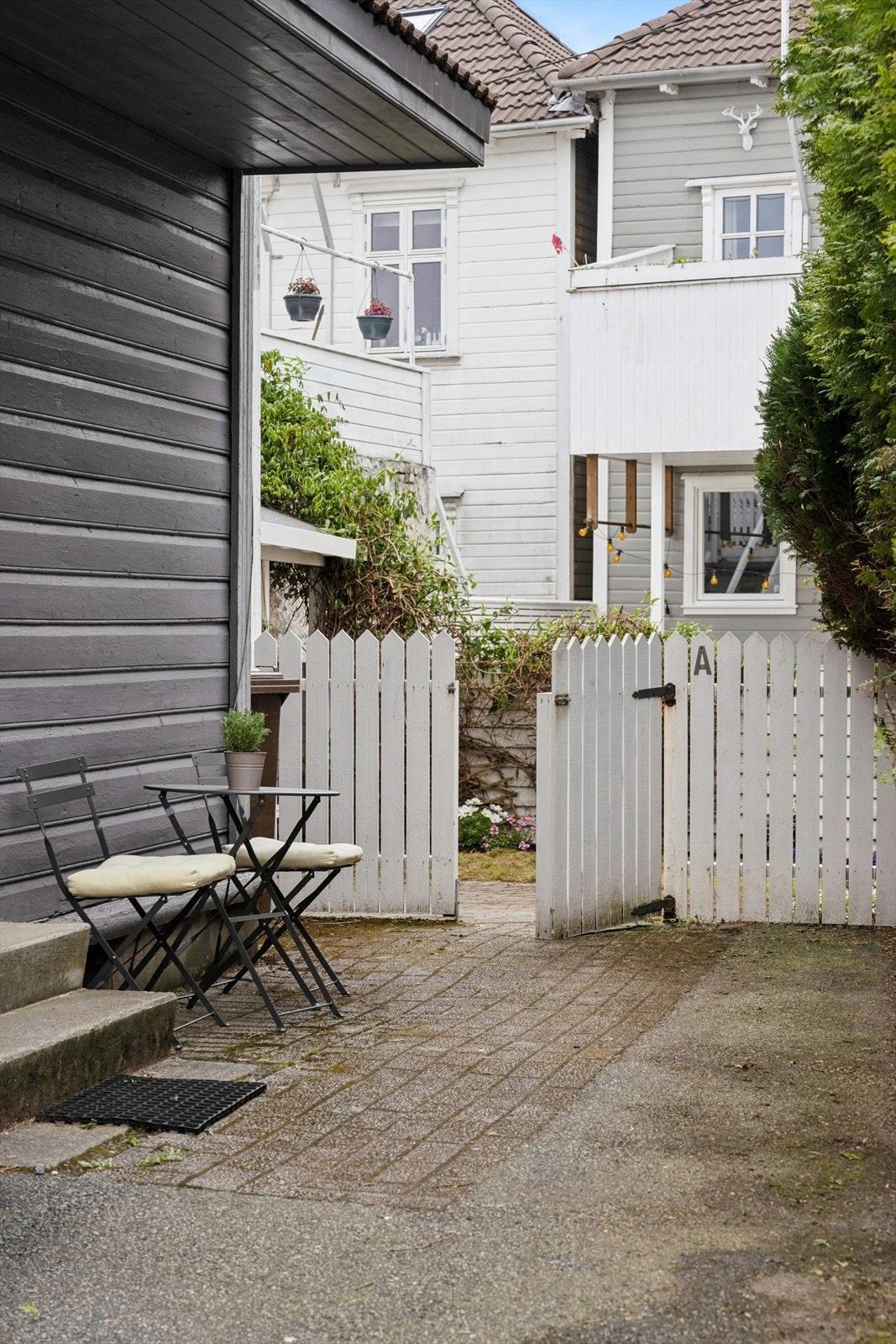 Her bor du mellom Stavanger sentrum og Østre bydel, med kort vei til både byliv og gode opplevelser. Leiligheten passer perfekt for deg som ønsker en komfortabel hverdag - enten du tar turen til byen for en god middag eller nyter rolige kvelder hjemme. Galleribilde