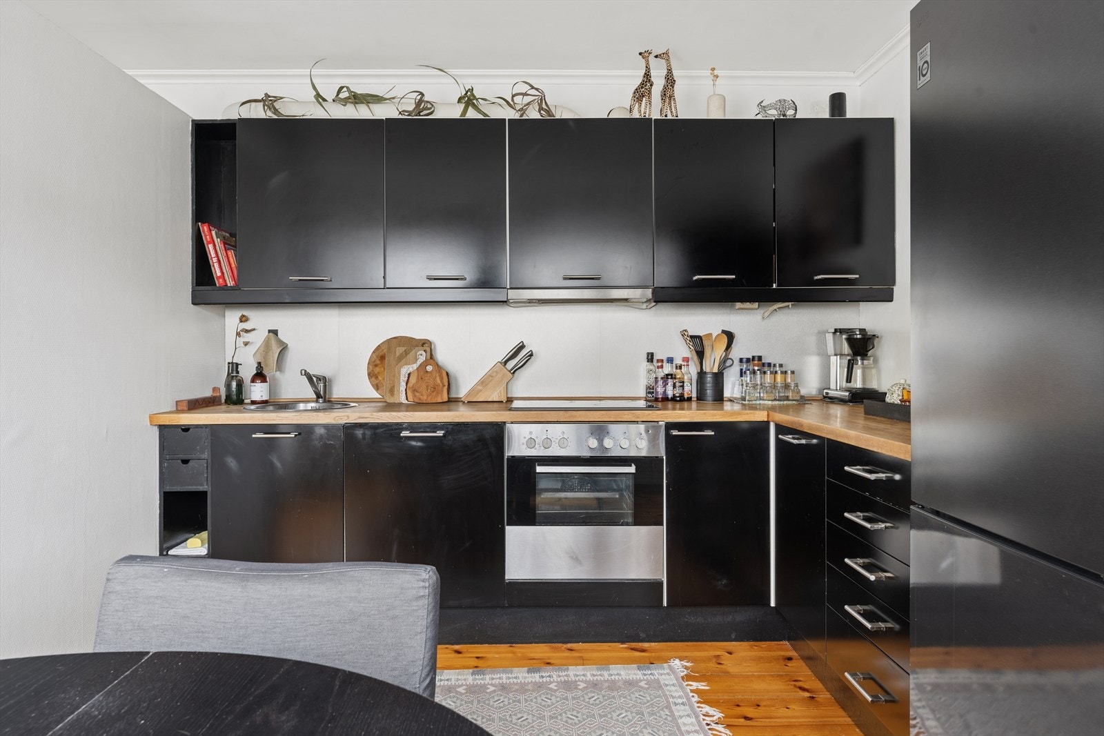 Det er montert plater som backsplash. Kjøkkenventilator med avtrekk ut er montert over koketoppen. Galleribilde