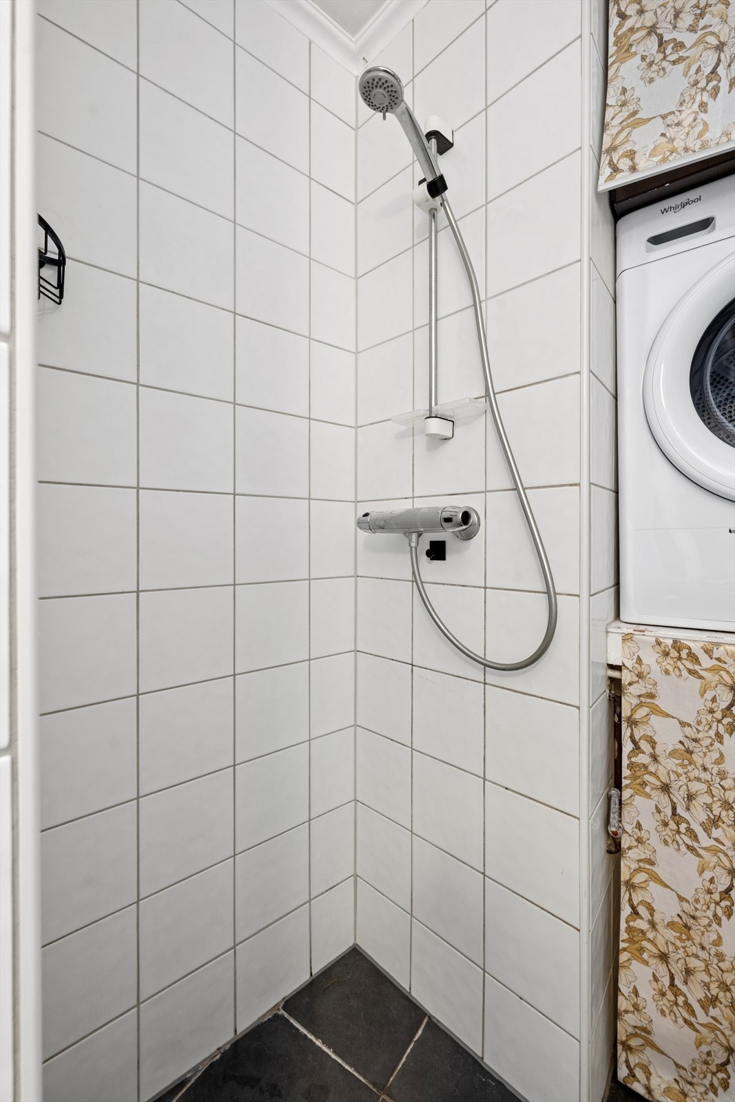 Gulvet har fliser med elektriske varmekabler. Veggene er flislagt og taket er malt. Elektrisk vifte i veggen. Hovedstoppekranen er plassert på badet, og varmtvannstanken på ca. 120 liter står også her. Galleribilde