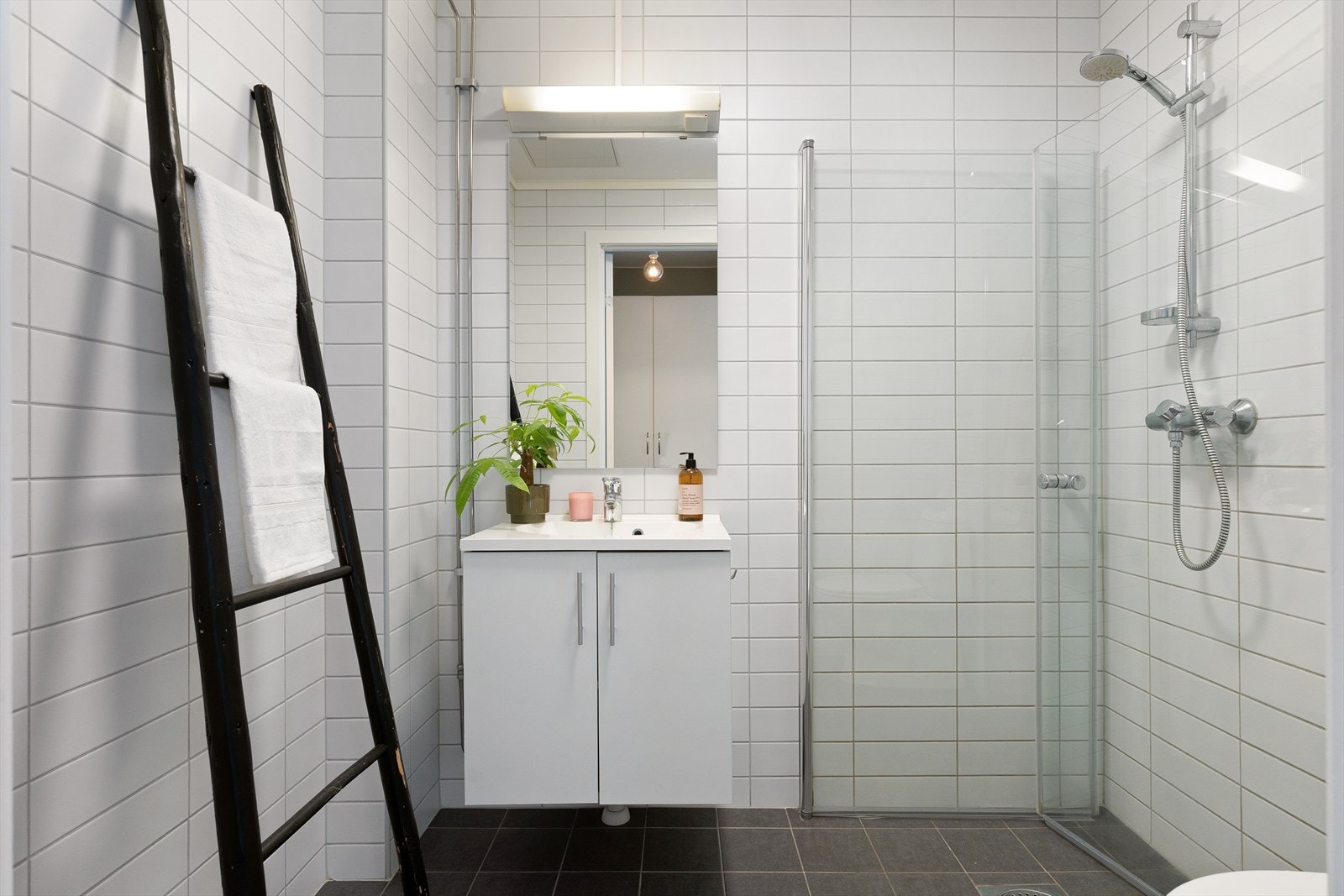Badet består av WC, dusjplass med inn-utadslående dusjvegger og servant med ettgreps blandebatteri i innredning. Galleribilde