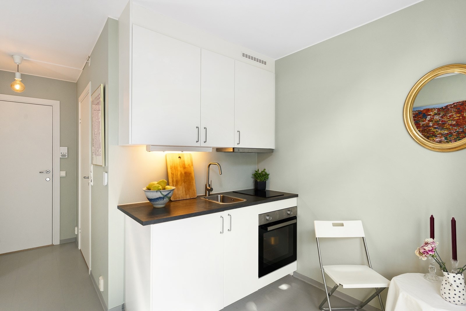 Moderne kjøkken fra 2014 med glatt, laminert kjøkkeninnredning og laminert benkeplate. Kjøkkenet er utstyrt med kum med ettgreps blandebatteri, ventilator over integrert koketopp med to plater samt integrert kjøleskap. Galleribilde