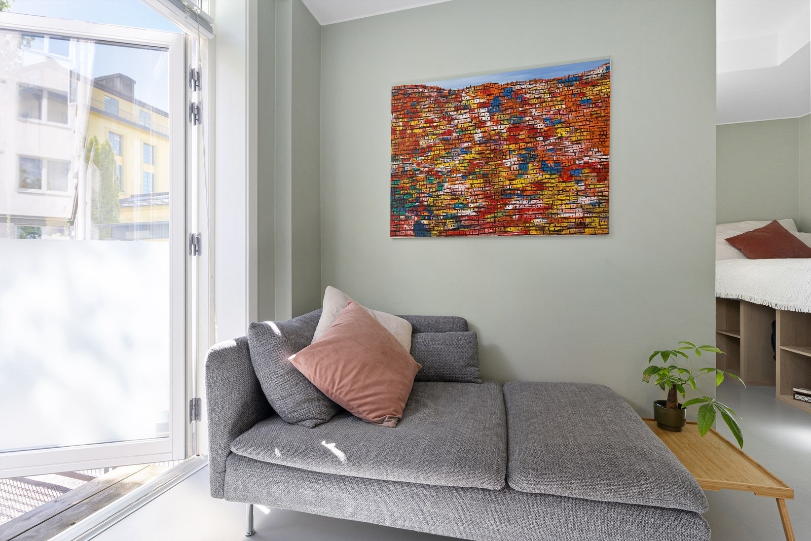 Doble glassdører fra stue/kjøkken sørger for rikelig innslipp av naturlig lys og bidrar til en lys og luftig romfølelse. Galleribilde