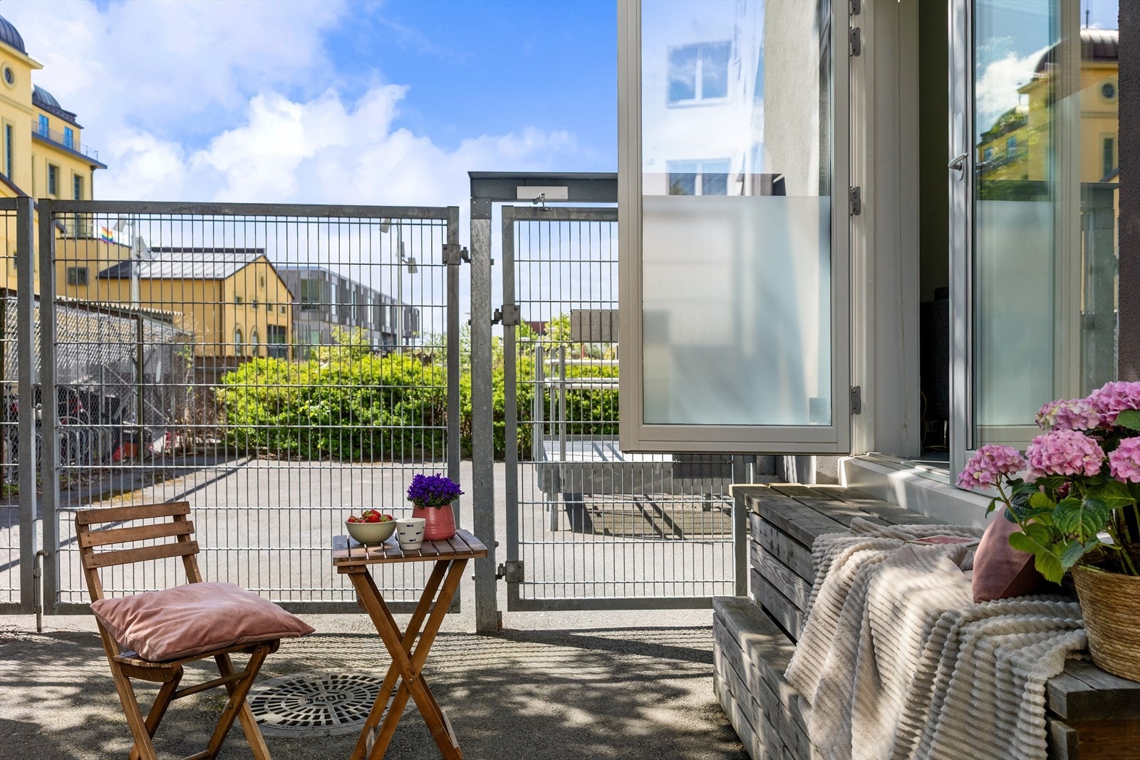 Her kan du nyte morgenkaffen i lune og hyggelig omgivelser. Galleribilde