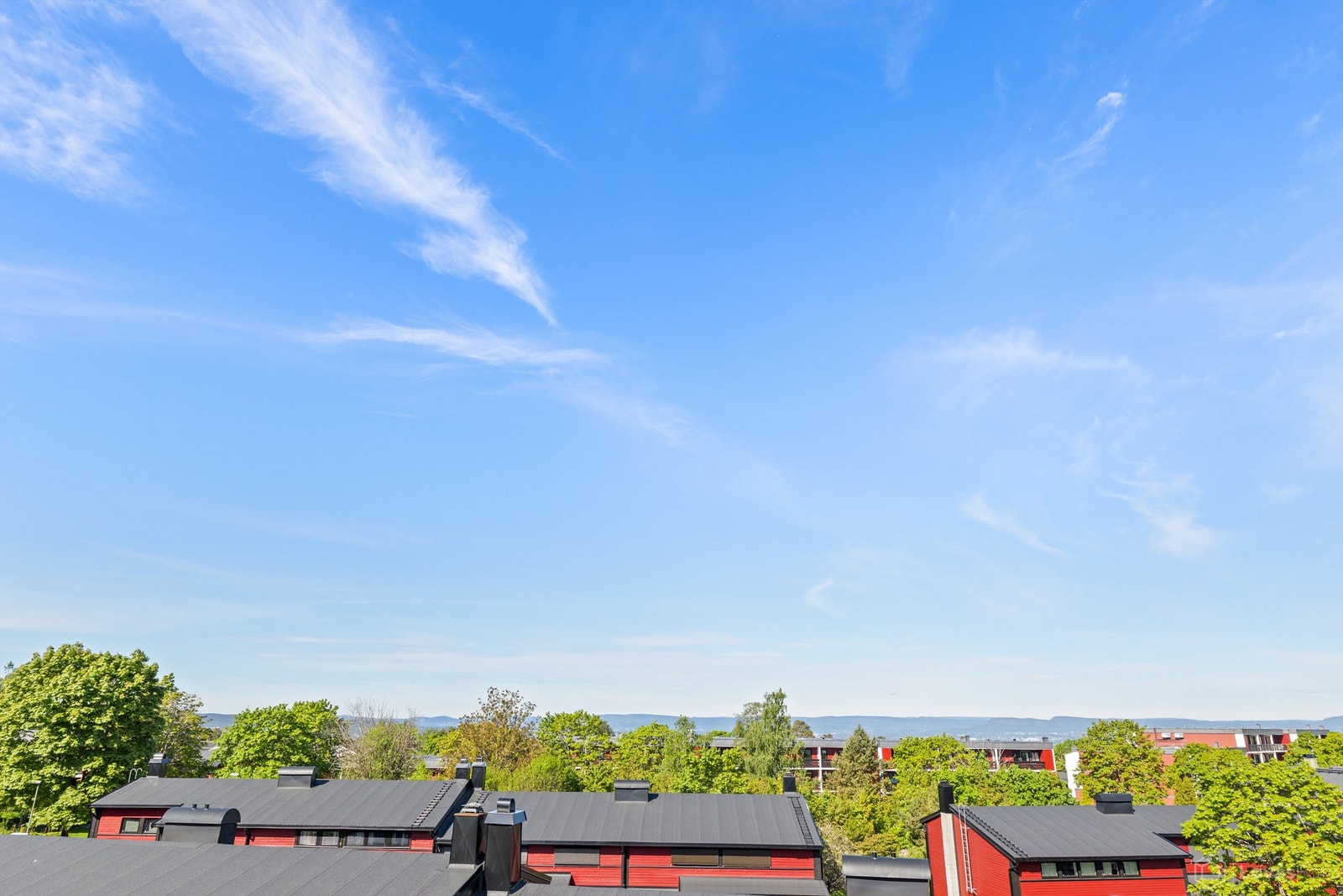 To eksterne boder medfølger, én i underetasjen og én med adkomst fra terrassen. Galleribilde