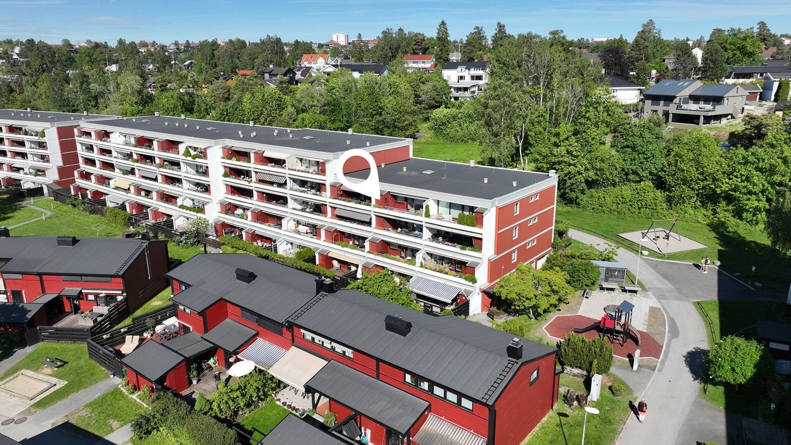 Leiligheten ligger i toppetasjen, men i dette bygget er det bare tre trapper opp. Galleribilde