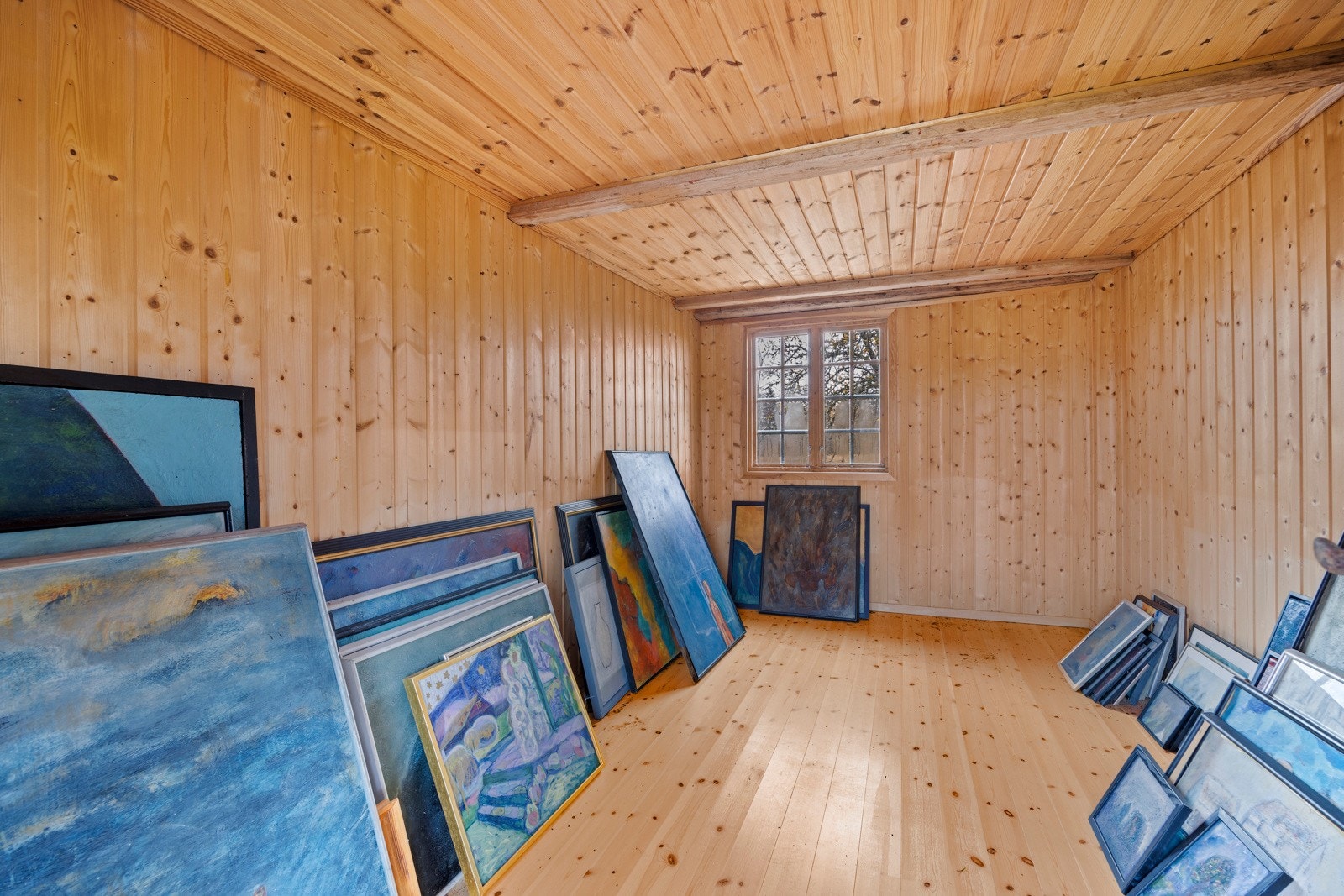 Bryggerhus som har vært benyttet som atelier Galleribilde