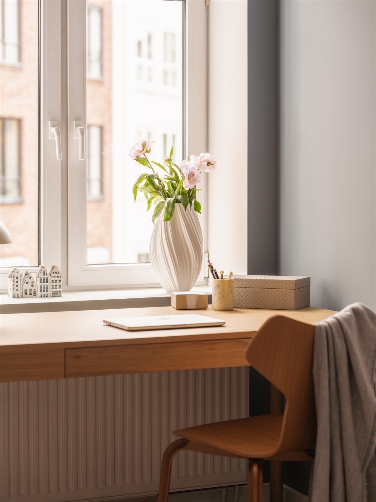Leiligheten blir oppvarmet via radiatorer som er tilkoblet fjernvarme. Dette er inkludert i felleskostnadene. Galleribilde