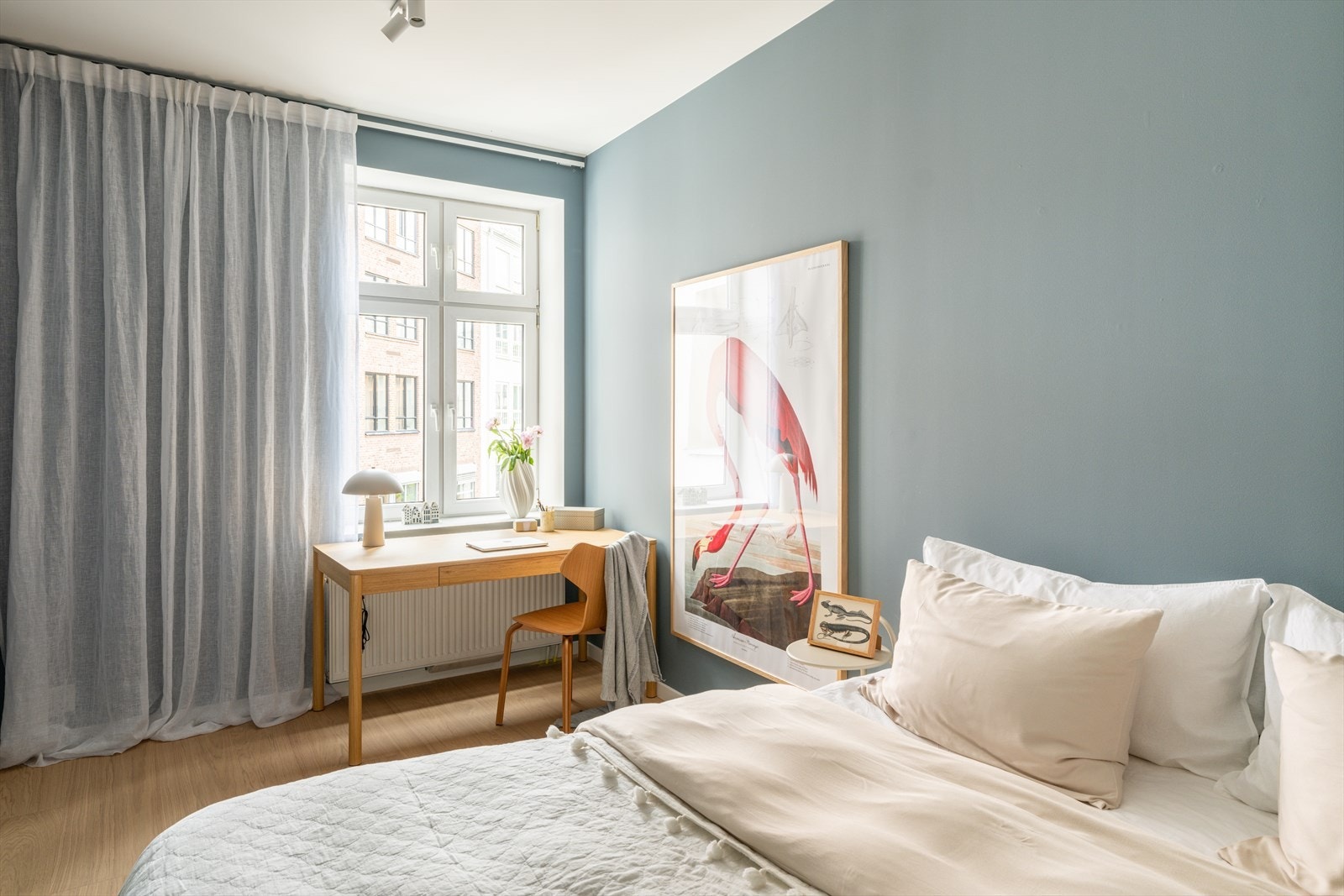 Svært romslig soverom med god plass til dobbeltseng, nattbord, kommode og stort garderobeskap (nytt i 2025). Galleribilde