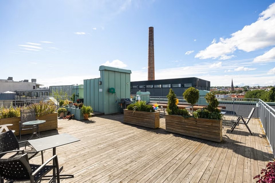 Begge terrassene har fremsatt utemøbler og gassgrill til felles benyttelse. Det er også er bakgård i indre gårdsrom, på bakkeplan. Galleribilde