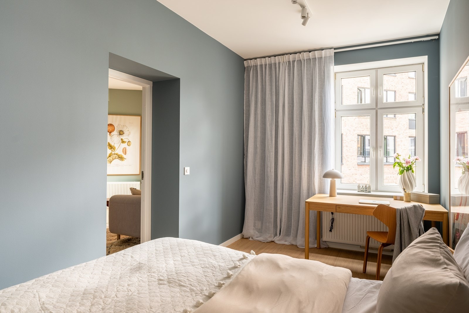 Plass til skrivebord og/eller kommode. Galleribilde