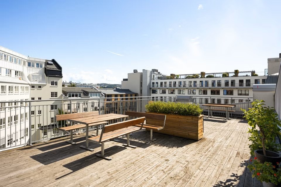 Enkel tilgang til to felles takterrasser med fine solforhold og herlig utsikt. Spesielt fra den øverste terrassen er det flott utsikt over store deler av Oslo og mot Holmenkollen. Galleribilde