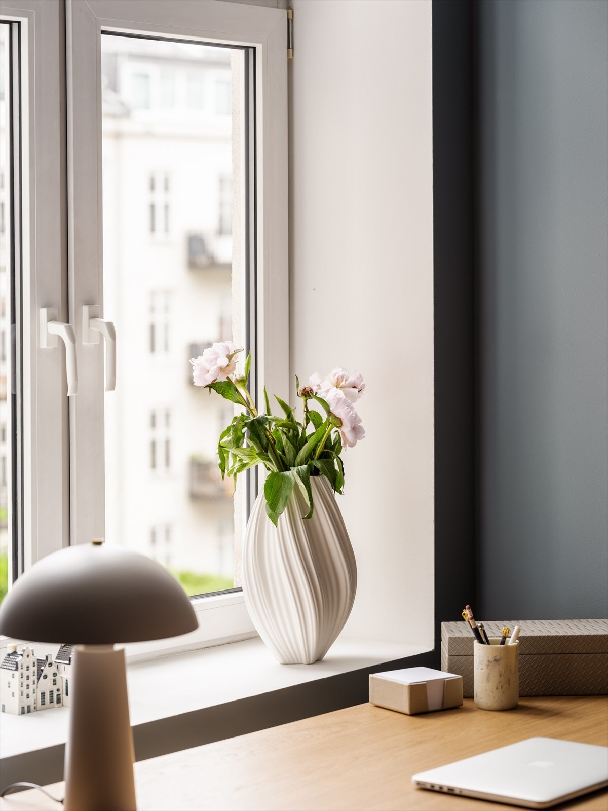 Det store vinduet vender mot indre gårdsrom. Galleribilde
