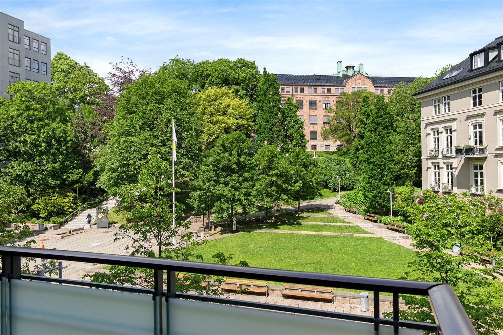 Leiligheten har åpent og frodig utsyn mot Pilestredet Park. Galleribilde