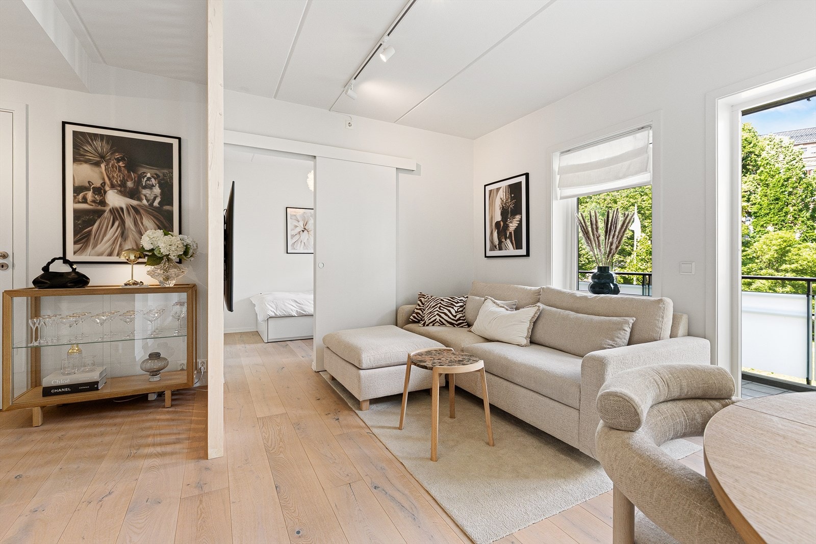 Det er etablert en lekker skillevegg med spiler mellom stuen og gangen. Galleribilde