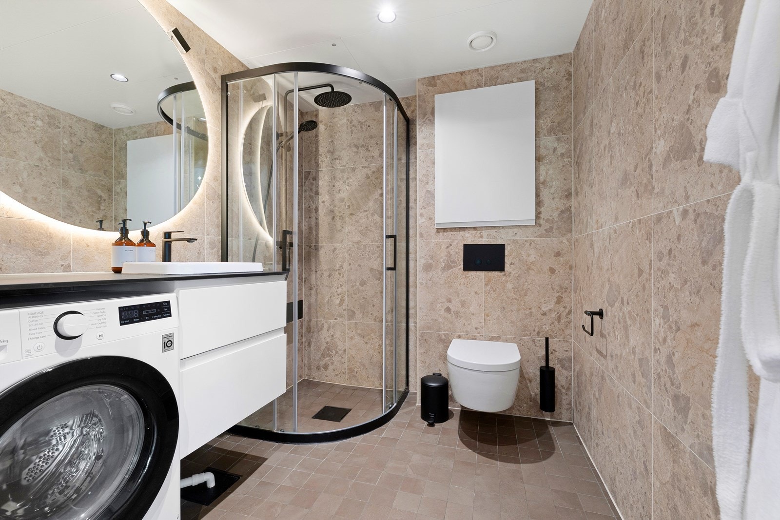 Rålekkert bad oppgradert i 2025 med flis-på-flis og ny innredning. Badet har flislagte overflater med fliser fra Flisekompaniet og Modena, behagelig gulvvarme og downlights i himling. Galleribilde