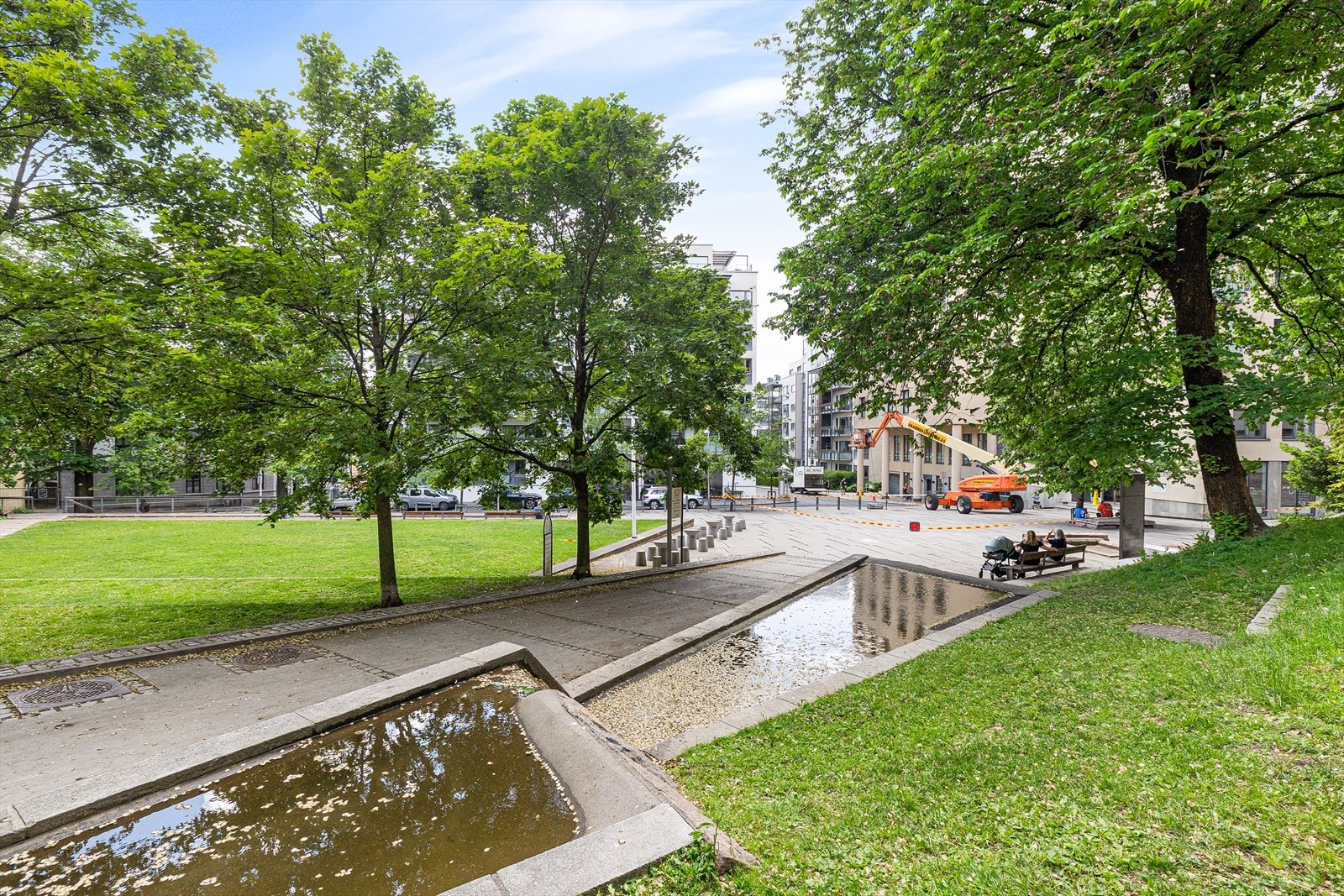 Det er nydelige fellesområder rundt boligen, med park og friarealer. Galleribilde