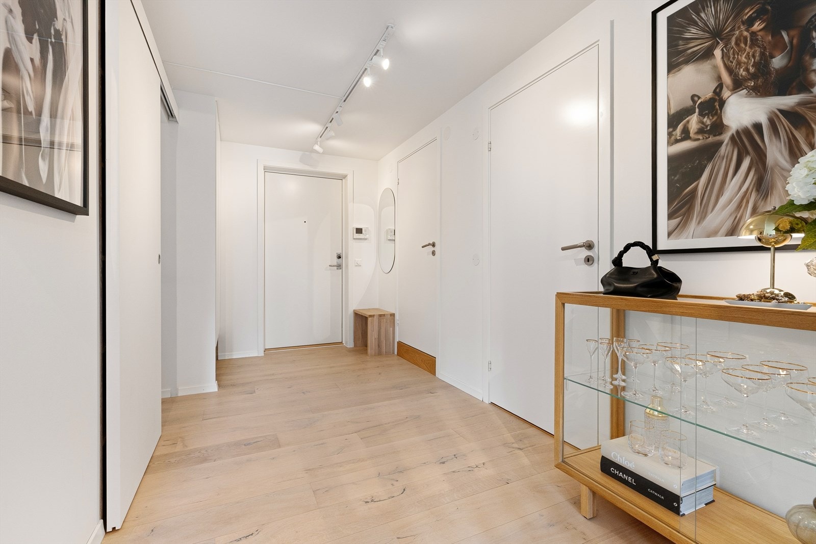 Det er plass til oppbevaring av sko og yttertøy med knagger, skohylle og garderobeskap. Galleribilde