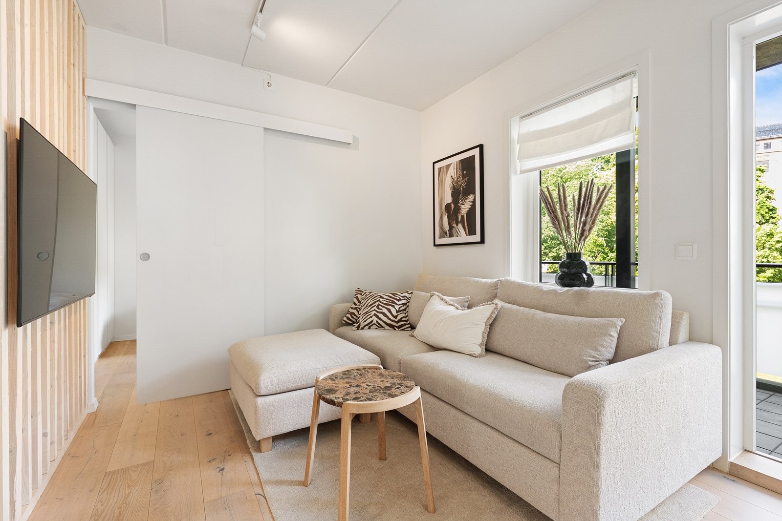 Stuen har god plass til stor sofagruppe, sofabord og underholdningsavdeling. Galleribilde
