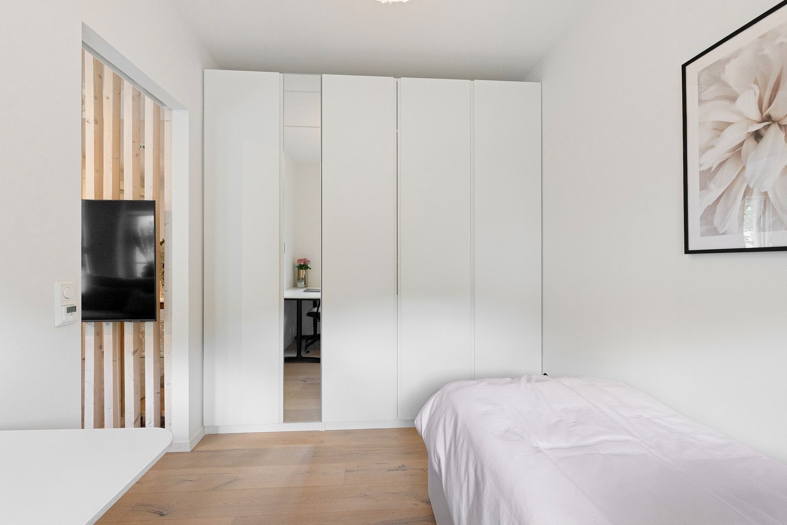 Rommet har plass til seng, skrivepult og skap. Galleribilde