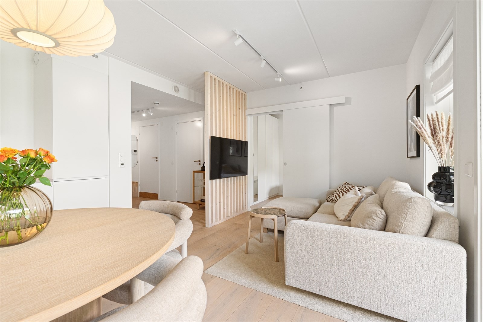 Rommet har en planløsning som oppleves naturlig og gjør det enkelt å møblere. Galleribilde