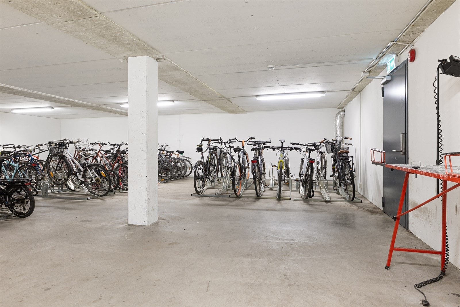 Det er stor sykkelbod i bygget. Galleribilde
