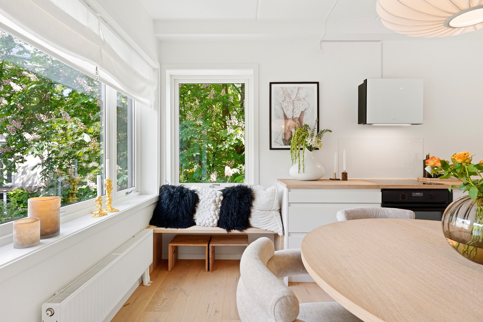 Ved kjøkkenet er det en hyggelig, plassbygd sittebenk. Galleribilde