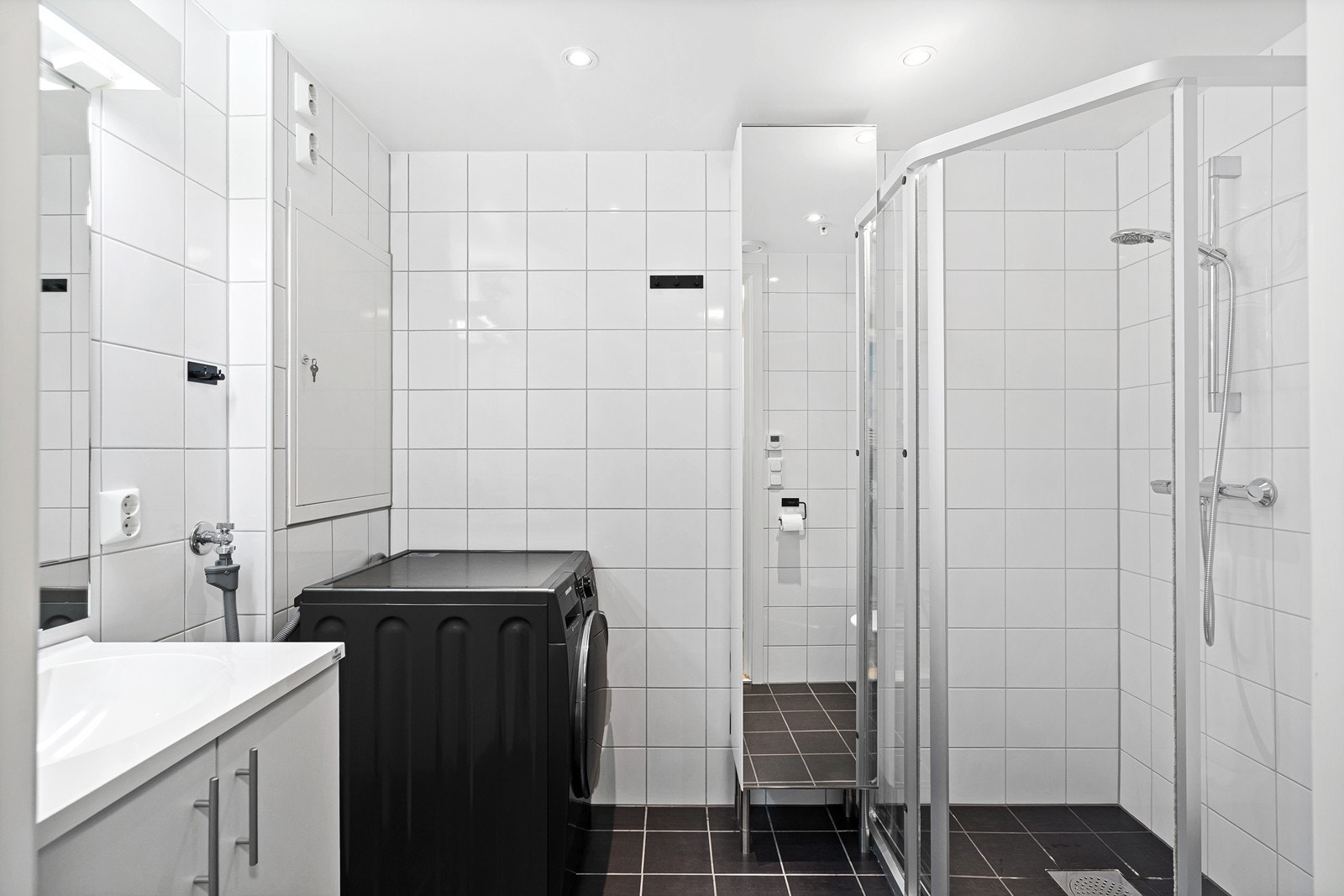 Badet/vaskerom er utstyrt med dusjhjørne, toalett, innredning med vask og opplegg for vaskemaskin, noe som gjør det funksjonelt og praktisk i hverdagen. Galleribilde