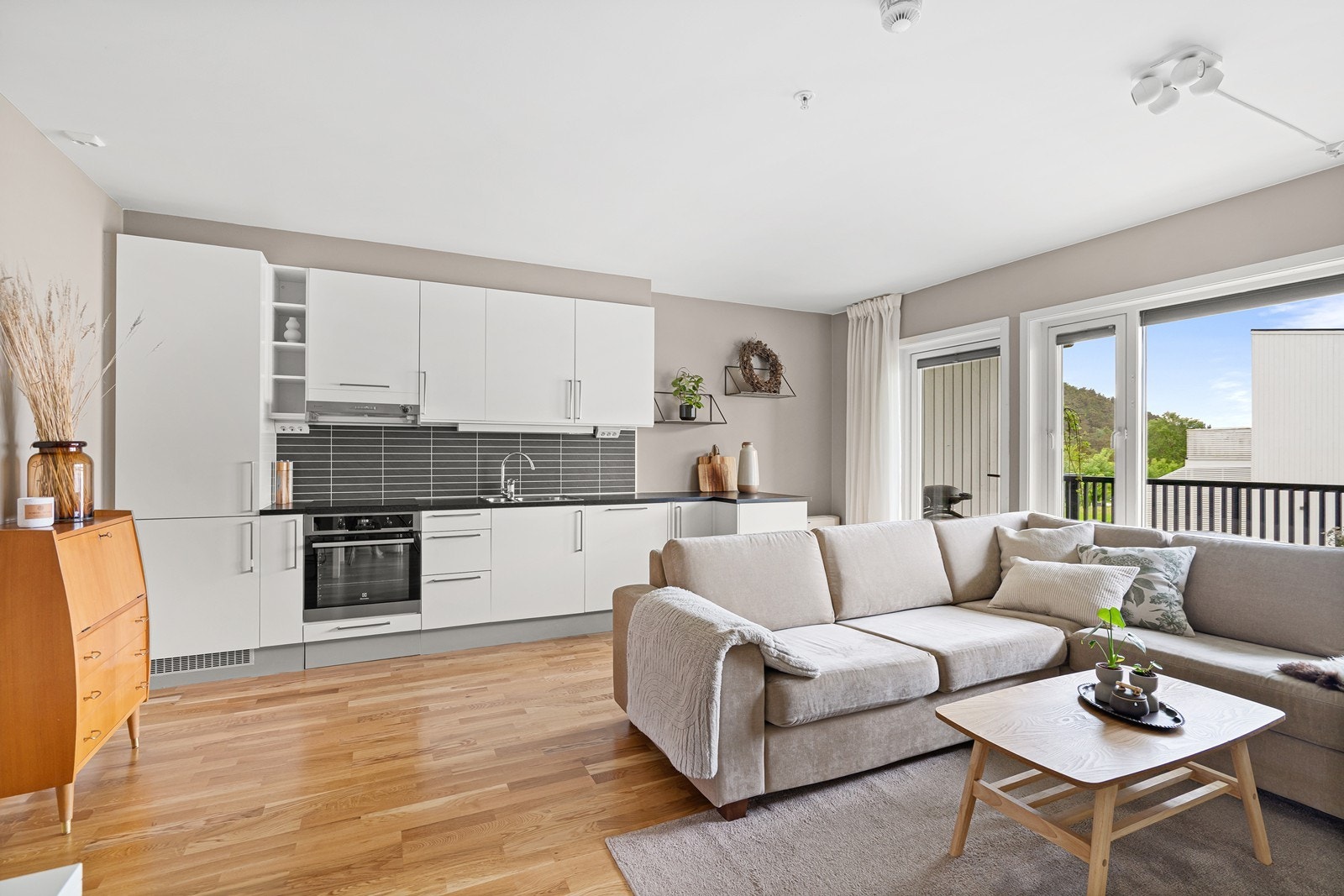 Rommet har god plass til både sofa og spisebord. Rommet er praktisk utnyttet og fungerer godt som en kombinert stue- og kjøkken. Galleribilde