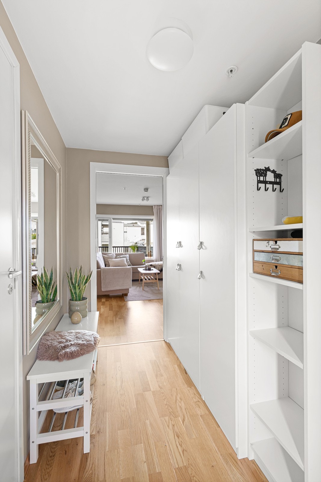 Leiligheten ønsker deg velkommen med en lys og funksjonell entré med praktisk garderobeløsning. Galleribilde