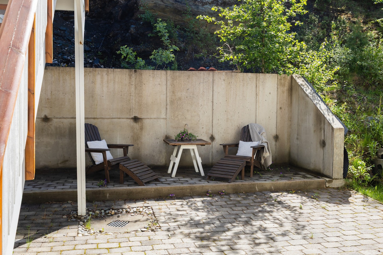 En av eiendommens flere fine uteplasser. Galleribilde