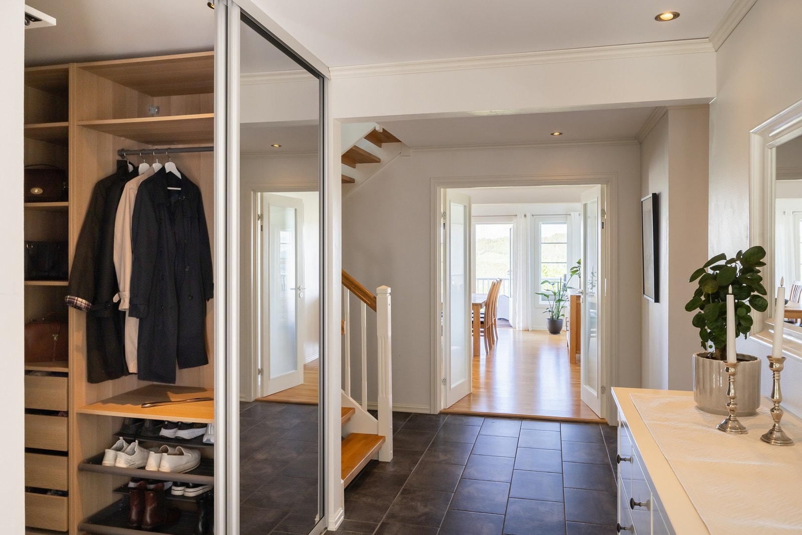 Hallen er flislagt og med varme i gulv. Galleribilde