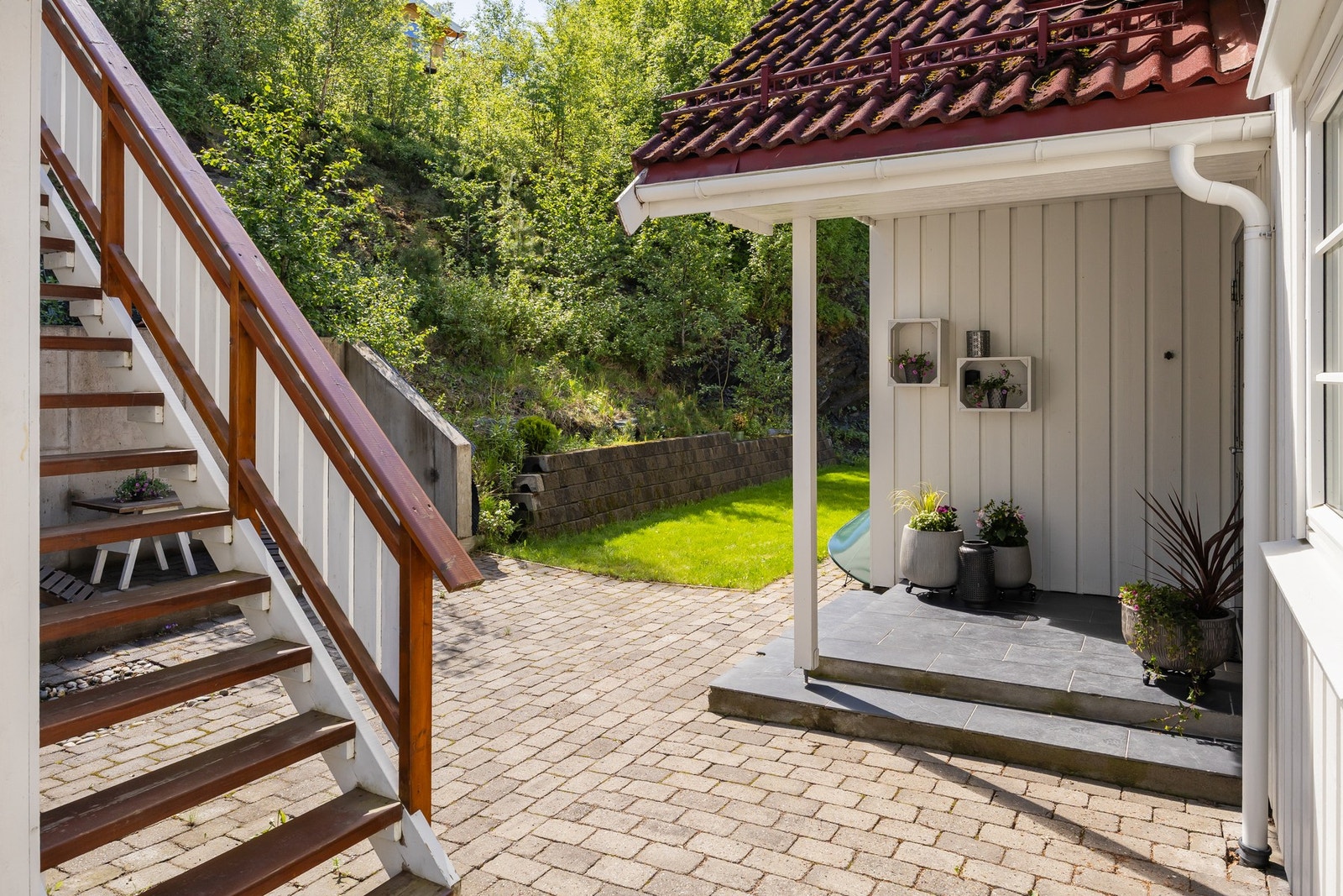 Meget pent og skjermet inngangsparti. Galleribilde