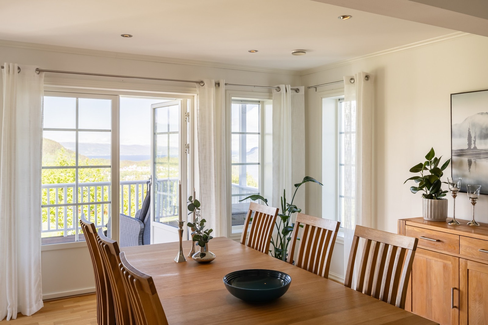 Spisestuen har direkte utgang til terrassen. Galleribilde