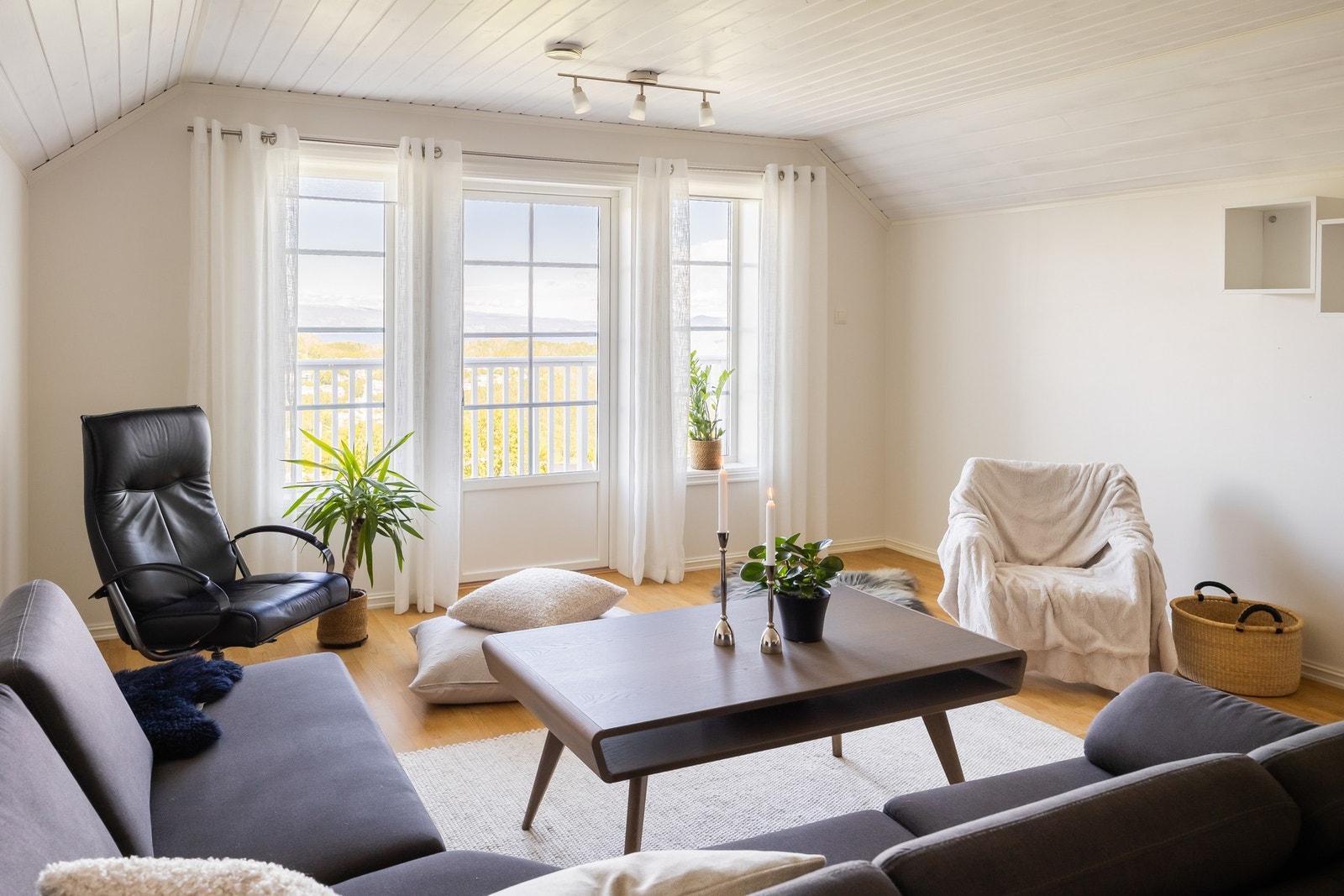 Her er det tilhørende 3 store soverom, bod og eget bad. Helt perfekt for ungdommen i huset. Galleribilde