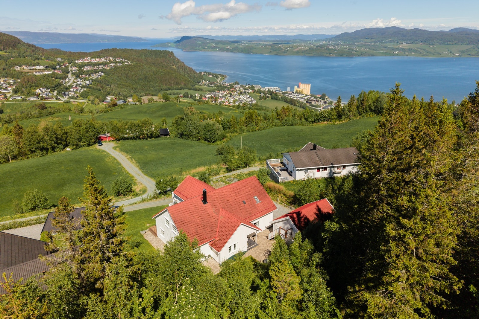 Det er gode muligheter for at boligen har Buvikas beste utsikt. Dobbeltgarasjen til høyre er satt opp i 2014. Galleribilde