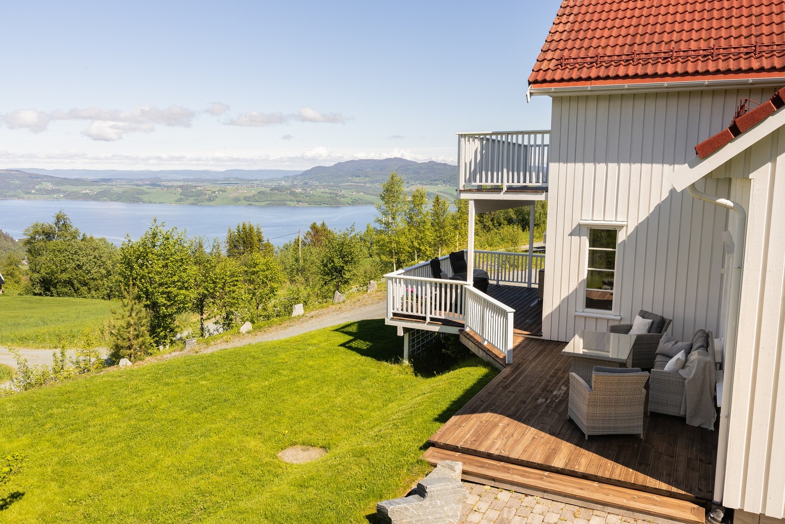 Uteområdene og huset generelt er meget godt vedlikeholdt gjennom eierens botid. Galleribilde