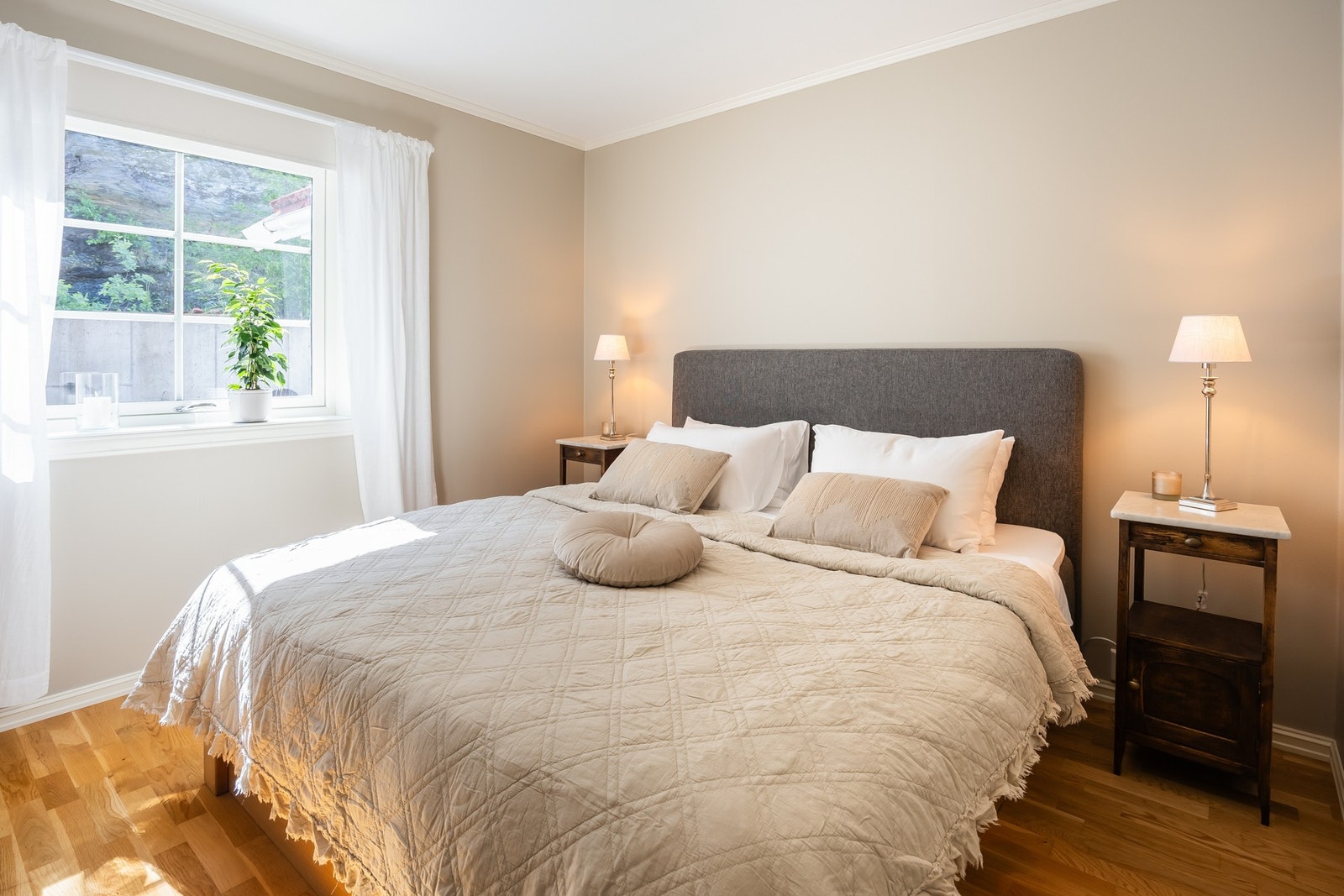 Hovedsoverommet har egen garderobe, samt on-suite baderom. Galleribilde