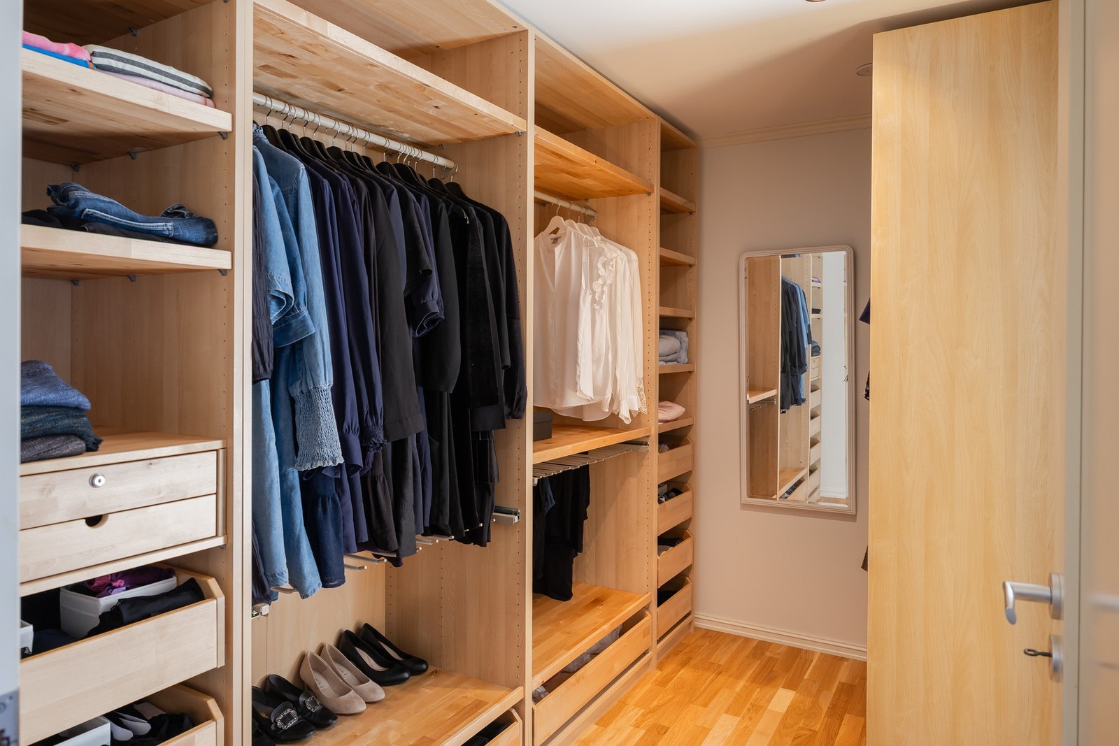 Meget praktisk og privat garderobe for foreldrene. Galleribilde