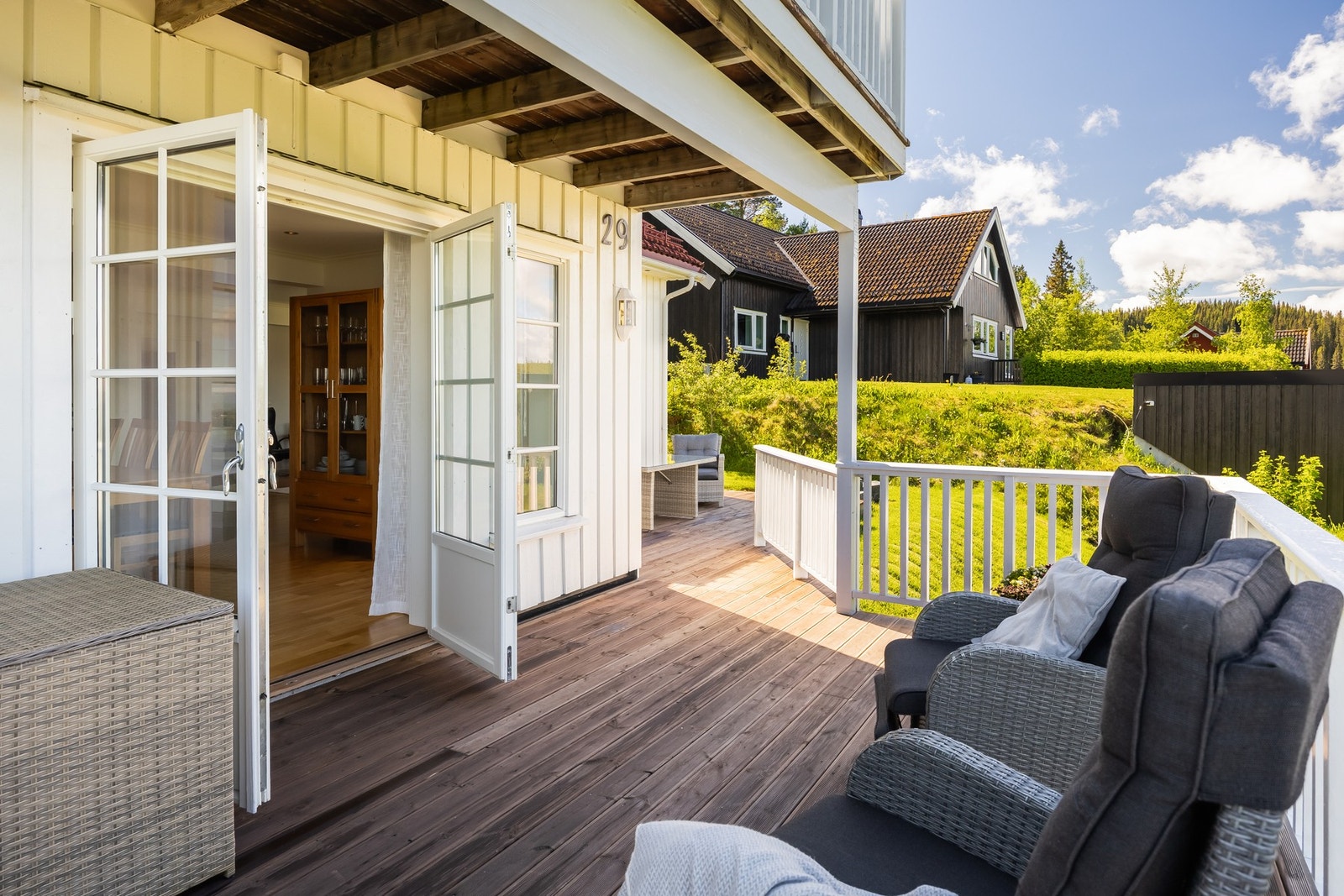 Doble glassdører gjør terrassen som en forlengelse av huset på varme sommerdager. Galleribilde
