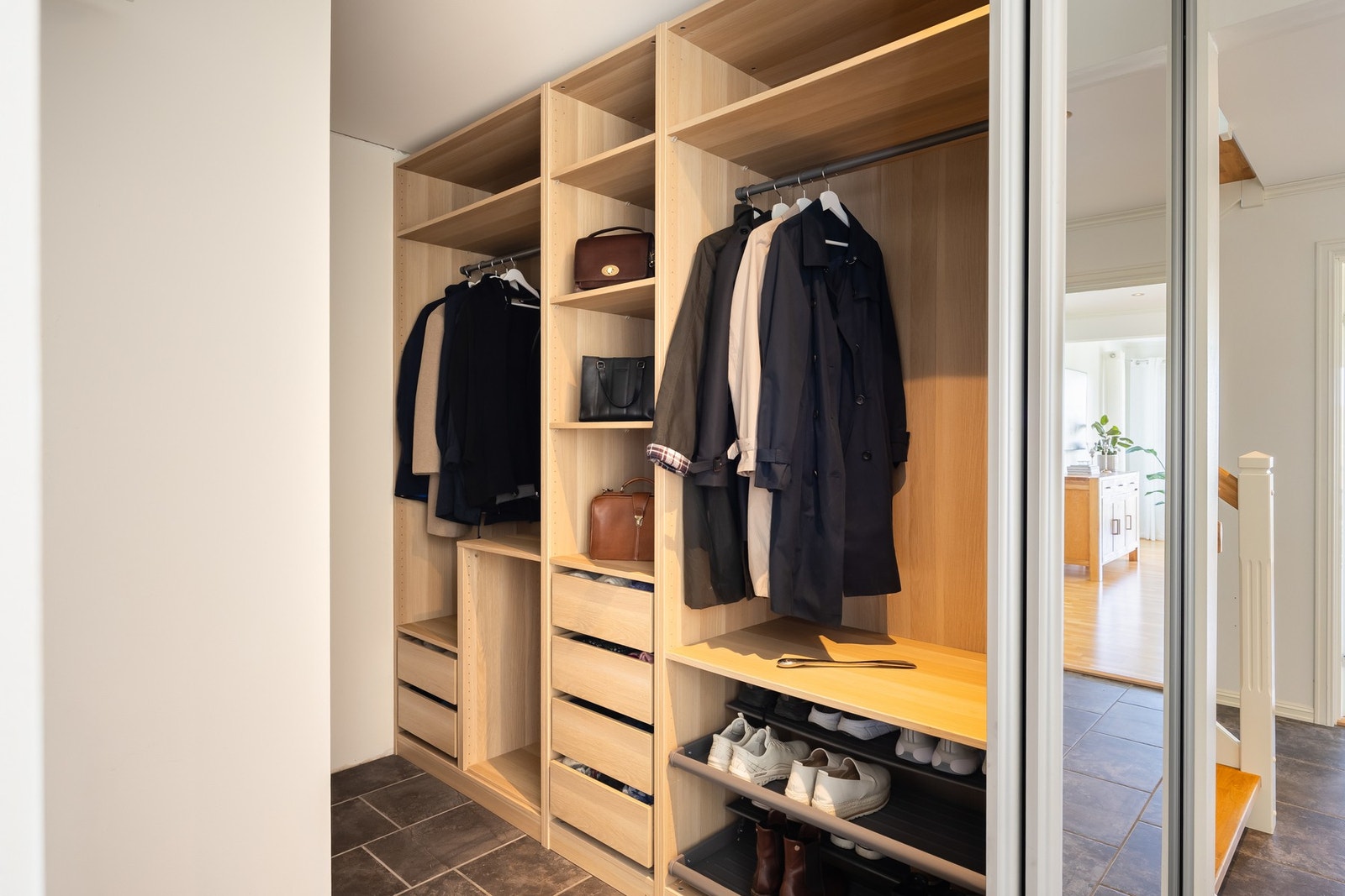 I tilknytting til hallen er det en stor og innholdsrik garderobe. Galleribilde