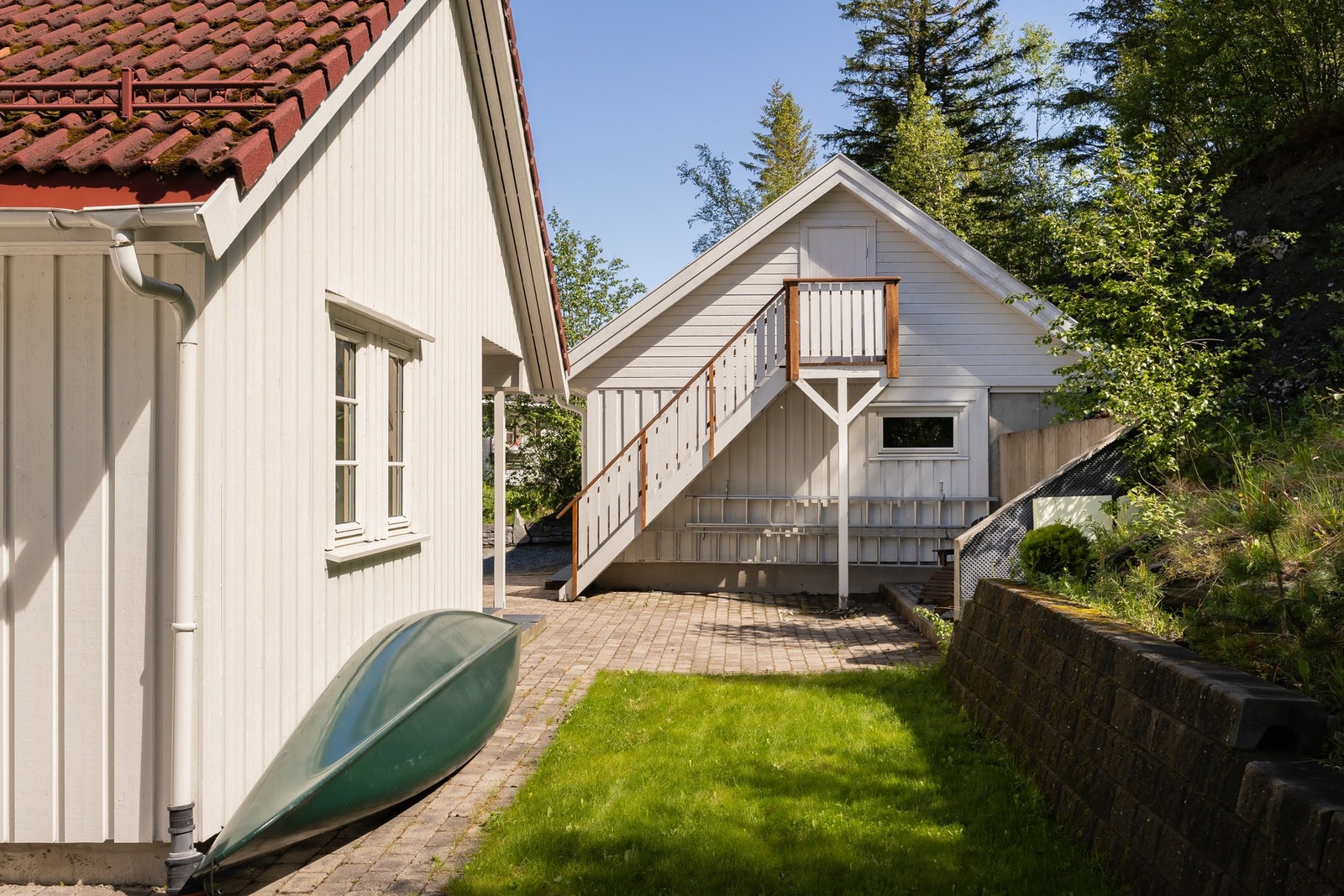 Det er lagt stein rundt mye av huset. Loftet over garasjen har mye potenstiale. Galleribilde