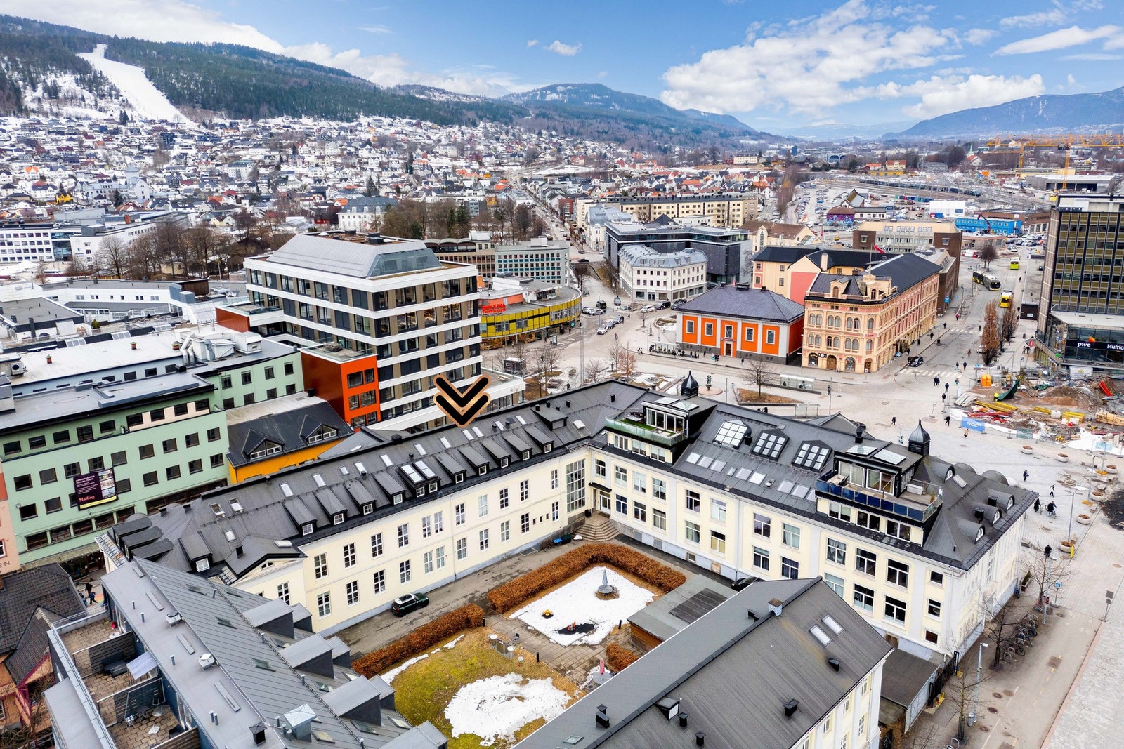 Leiligheten ligger attraktivt og meget sentralt til på Strømsø i Drammen. Galleribilde