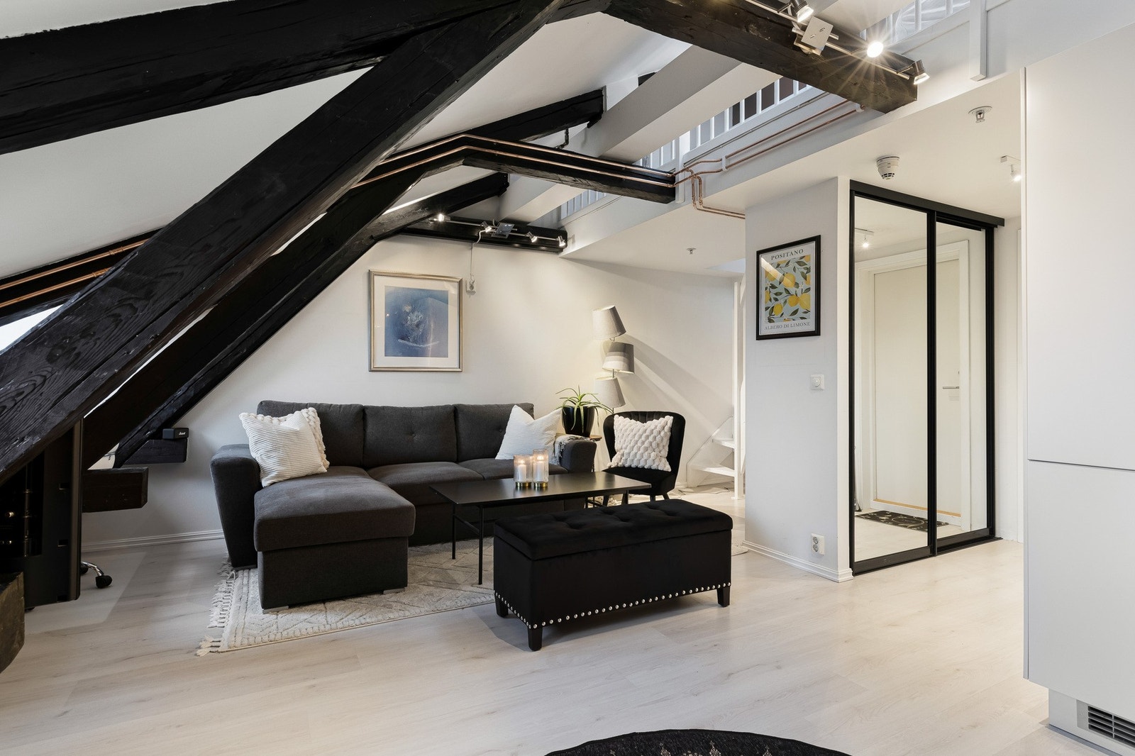 Privatmegleren ved Vetle Haug Kristensen har gleden av å presentere denne stilfulle og moderne toppleiligheten med god takhøyde og hems beliggende på Strømsø Torg rett i nærheten av tog, buss og matbutikk. Galleribilde