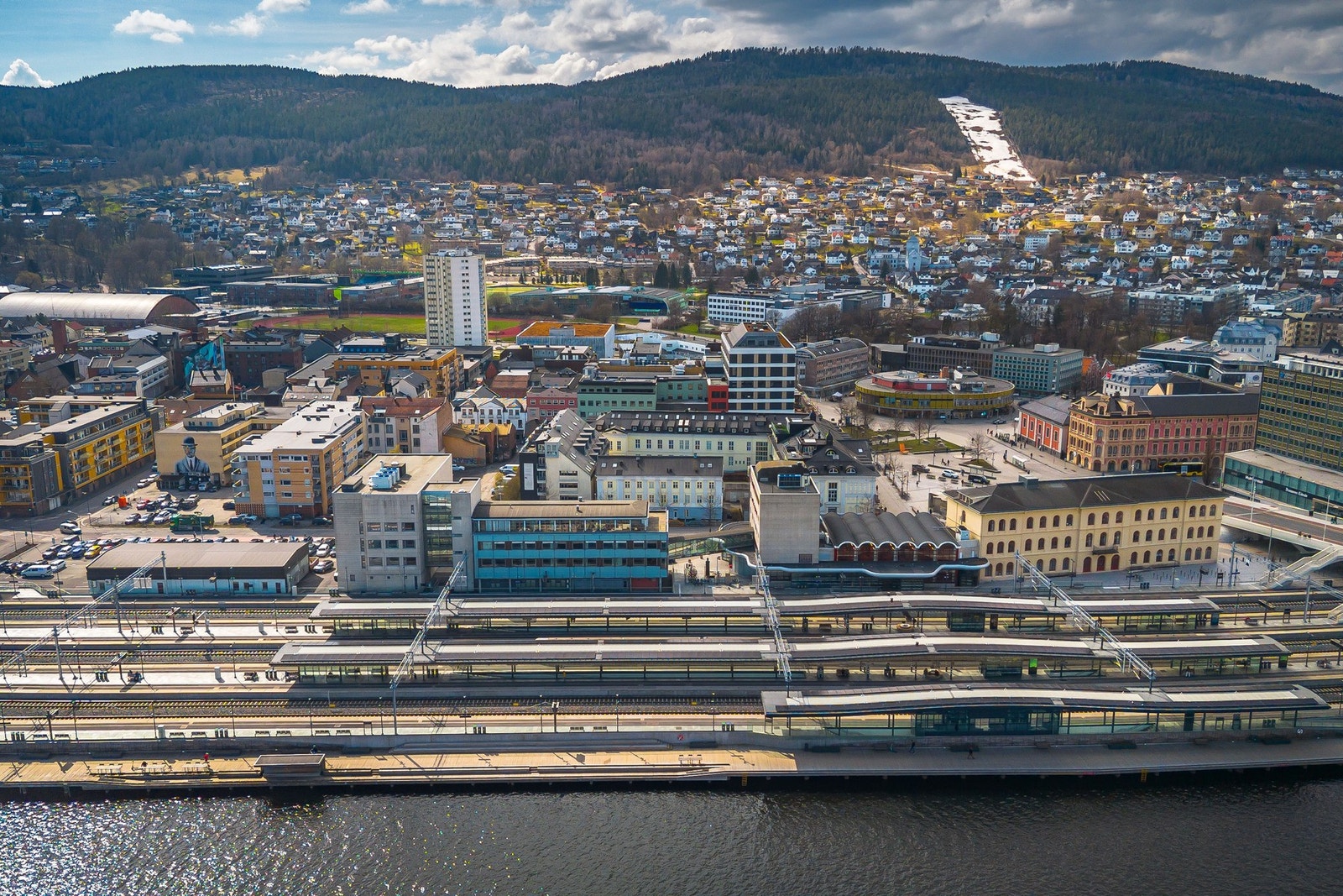 Det er umiddelbar nærhet til togstasjonen, og det går hyppige adganger til Oslo og Kongsberg. Galleribilde